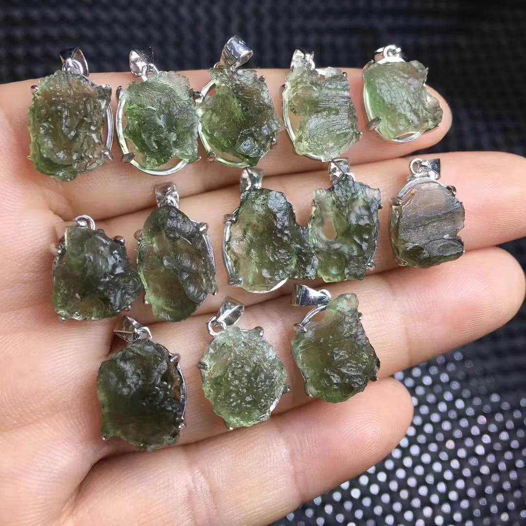 Цельный кулон из серебра 925 пробы с натуральным кристаллом молдавита