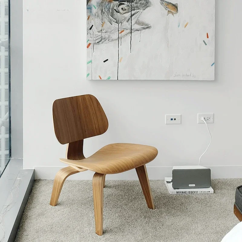 

Eame стул в форме щенка нордический отдых на открытом воздухе из твердой древесины одиночный маленький низкий стул для гостиной