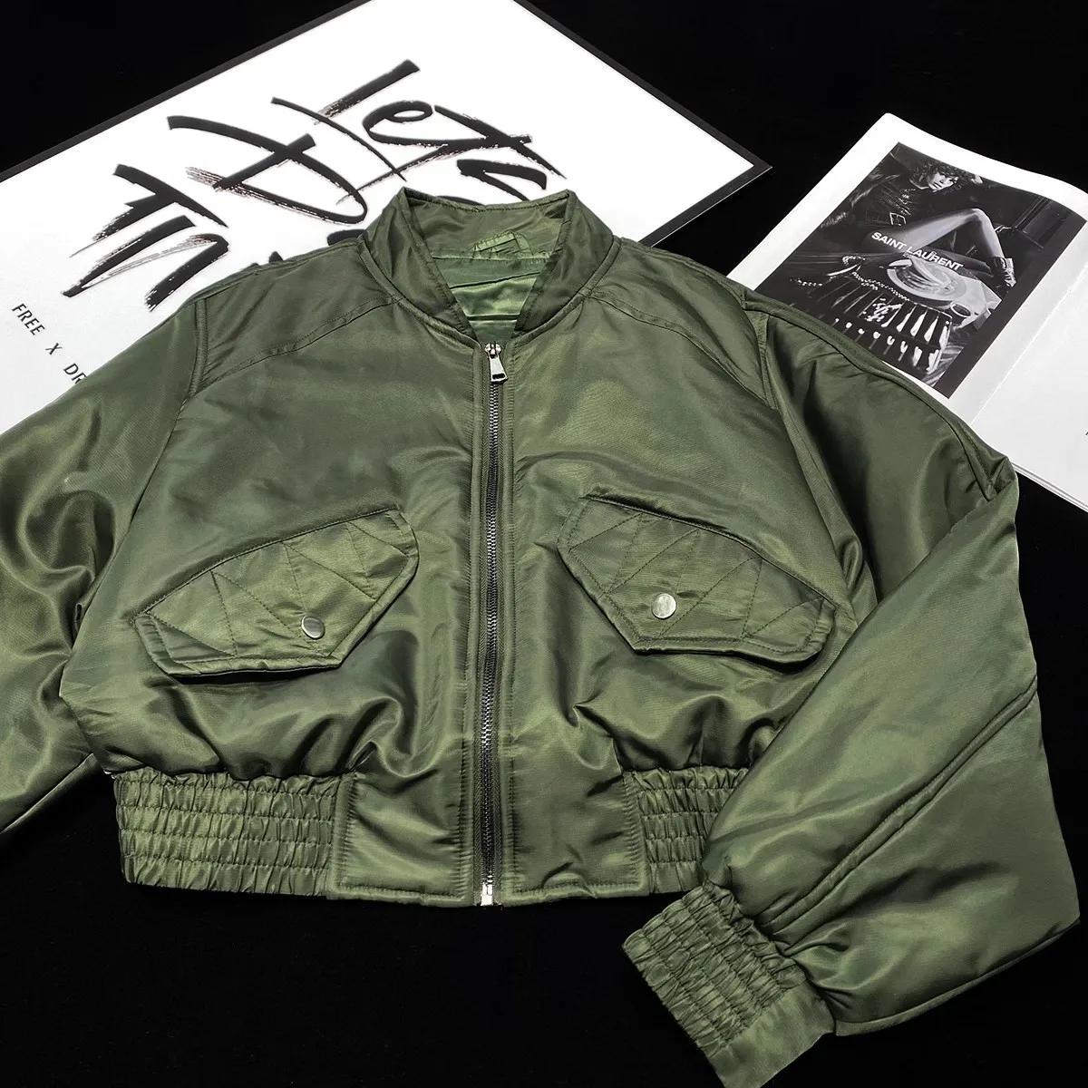 Женская короткая куртка-бомбер на молнии с длинным рукавом