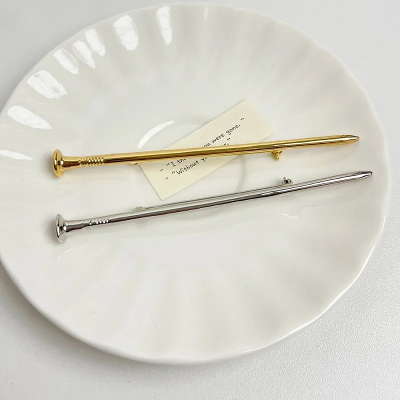 Металлические броши для женщин в ассортименте