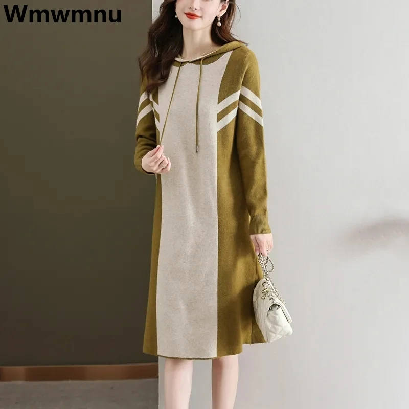 

Женское трикотажное платье-свитер средней длины, свободного покроя