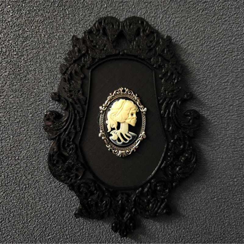 

Готическая табличка-скелет с камеей