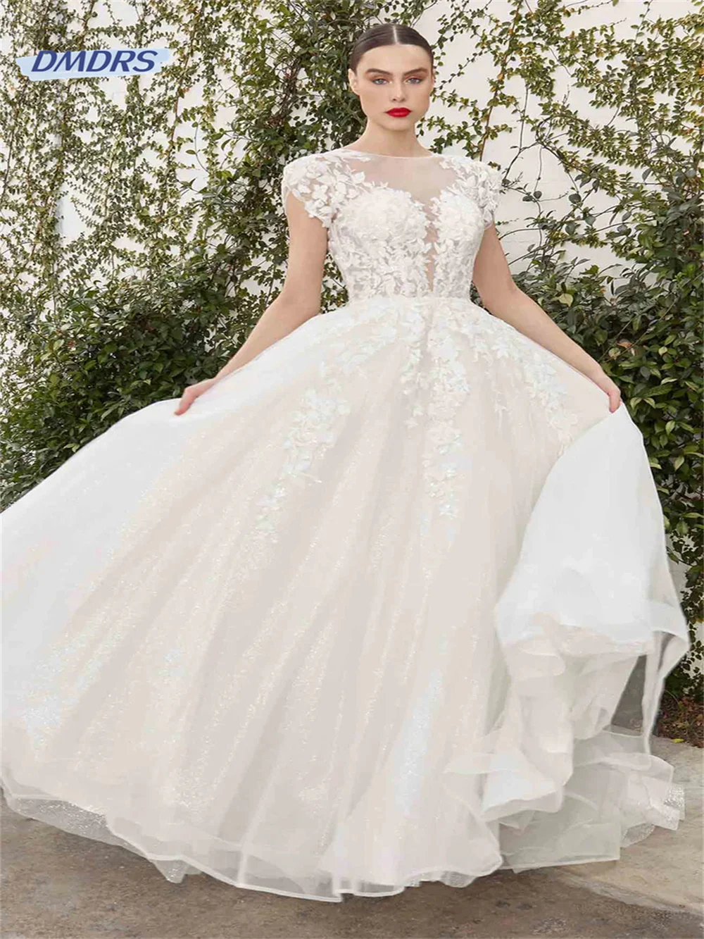 Женское свадебное платье с кружевной аппликацией