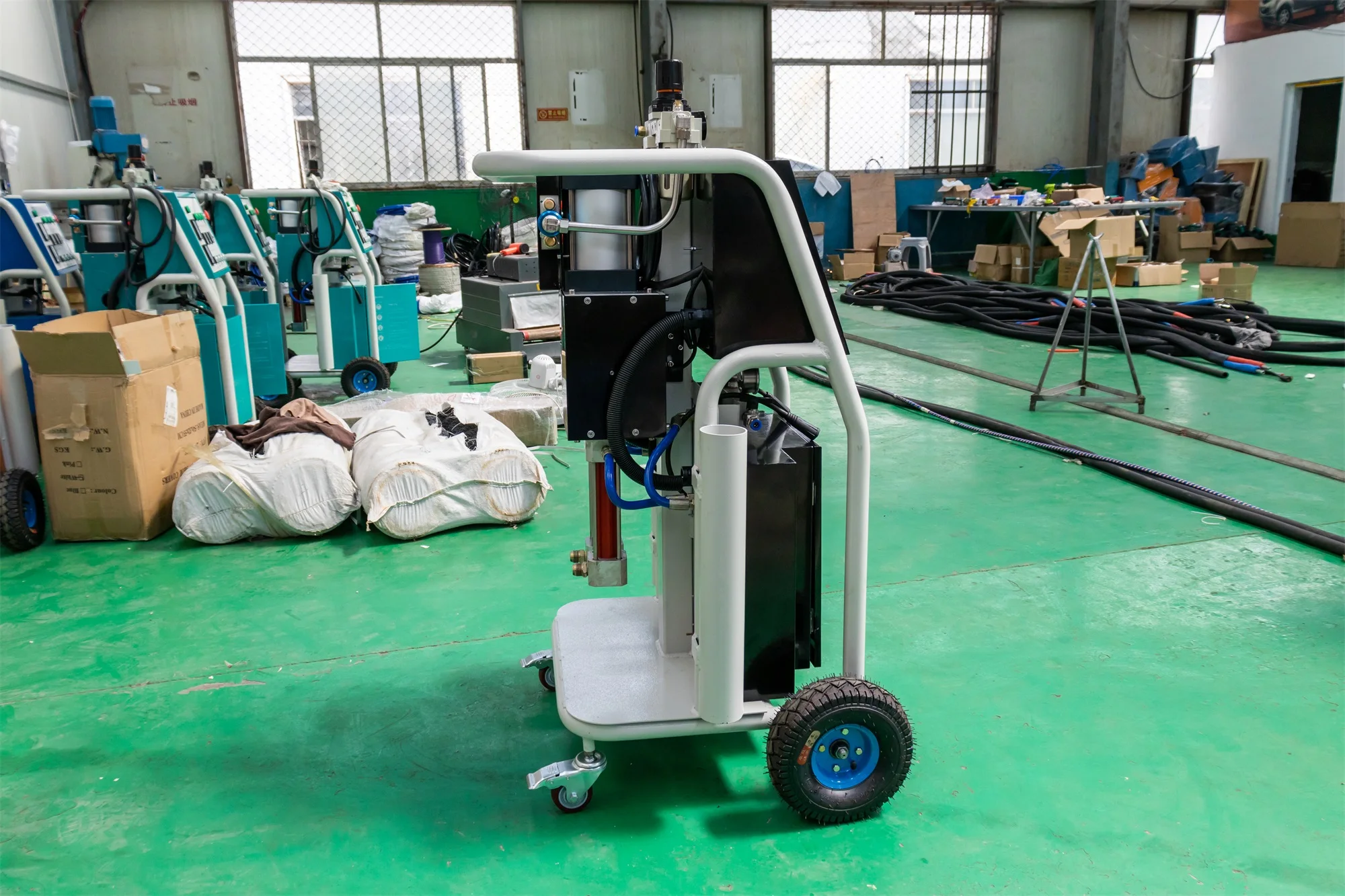 CNMC-D полиуретановая покрасочная машина Популярная машина для нанесения пенопласта методом распыления/впрыска с производительностью 2-8 кг/мин.