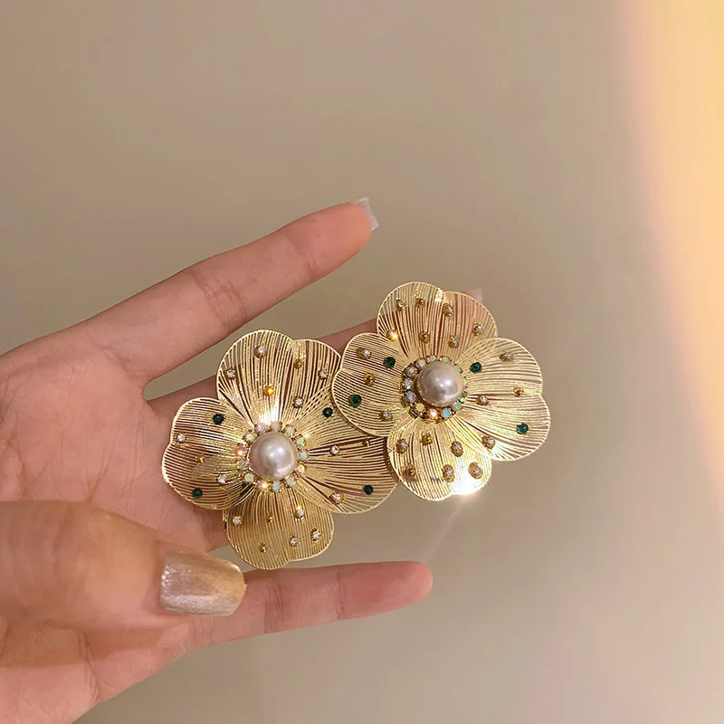 

Модные дизайнерские серьги в форме цветка, серьги с жемчугом и кристаллами для женщин, большой темперамент, висячие серьги, подарок на вечер...