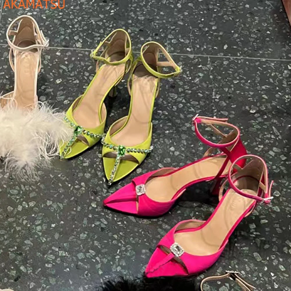 

Женские туфли на шпильке с острым носком и ремешком с пряжкой