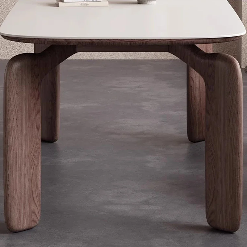 Деревянный обеденный стол