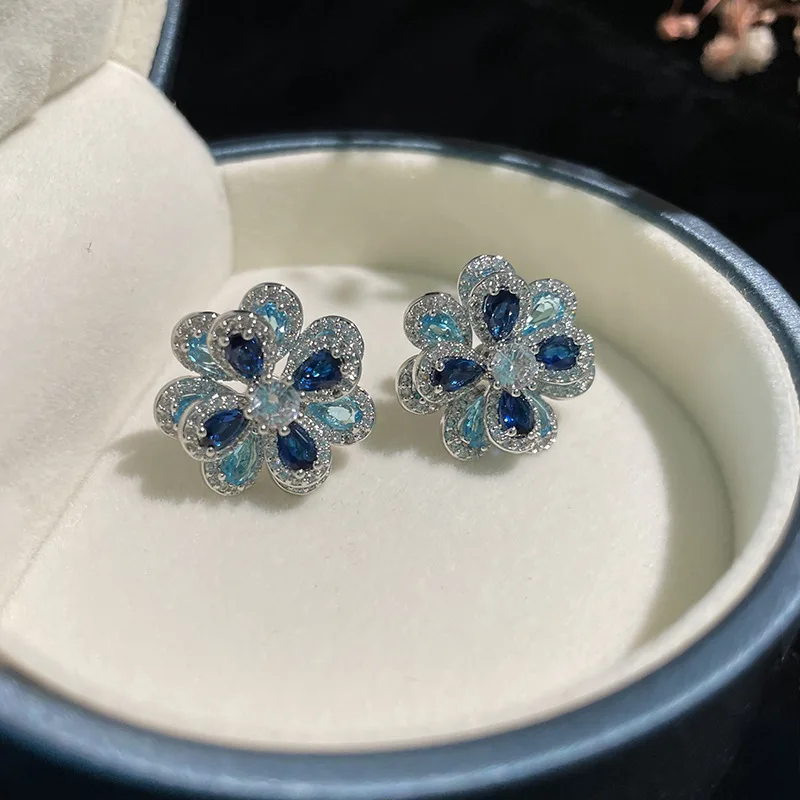 

Женские серьги-гвоздики из серебра 2022 пробы