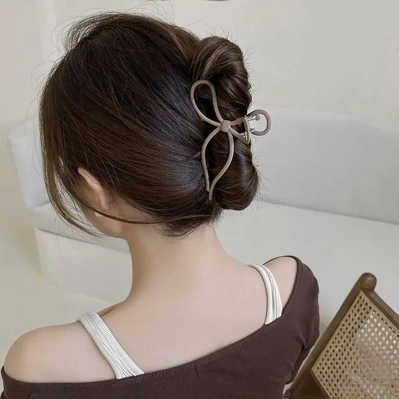 

Новинка 2022, заколка для волос с полым бантом, матовая металлическая заколка для волос, зажим для волос, городская Женская характерная Акула, ...