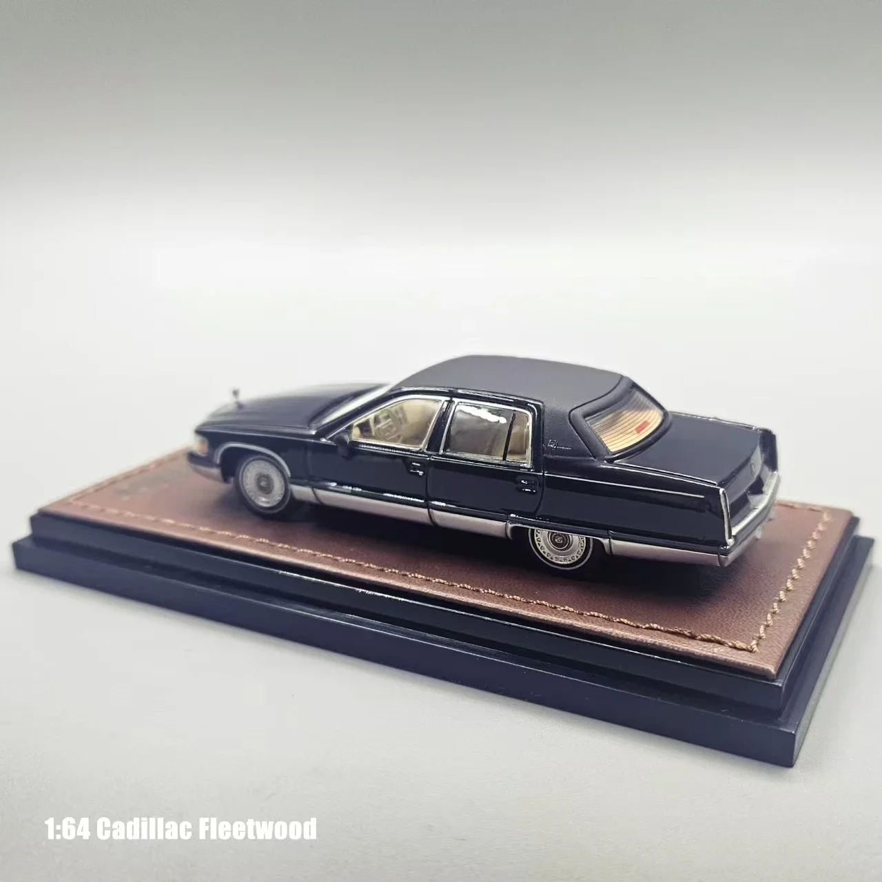Литая под давлением модель автомобиля GOC 1:64 Fleetwood Black