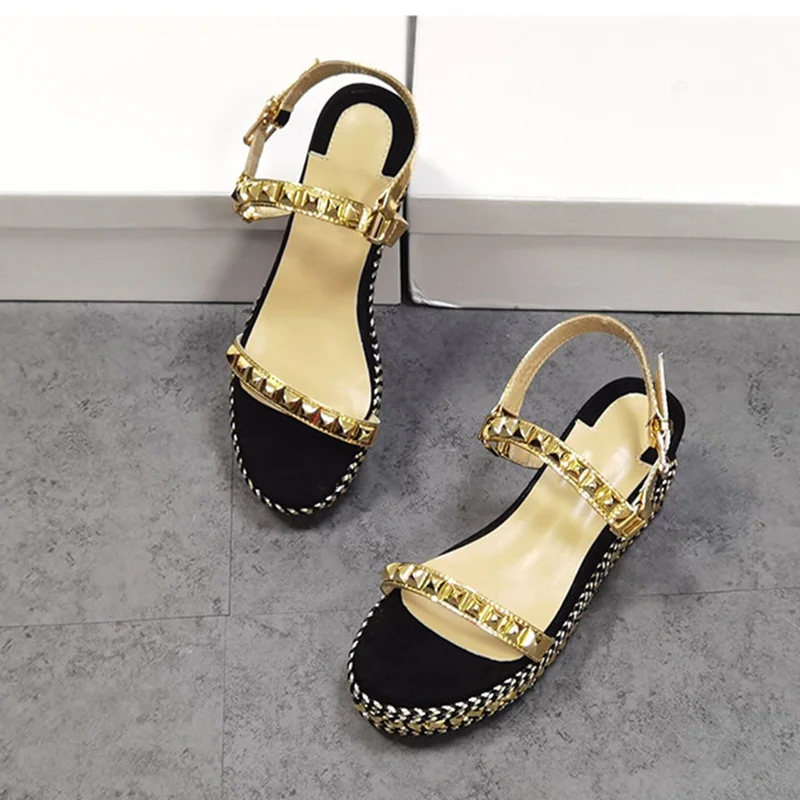 Недорогие женские туфли на танкетке с золотыми шипами высокой платформой