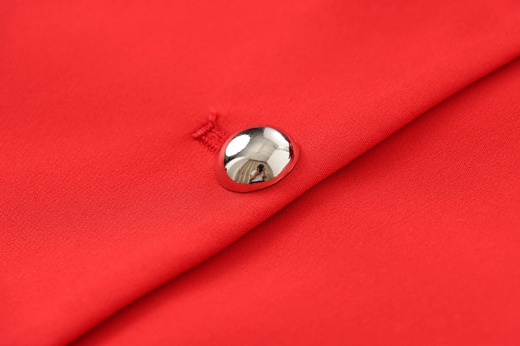 Женская короткая куртка на пуговицах с отложным воротником