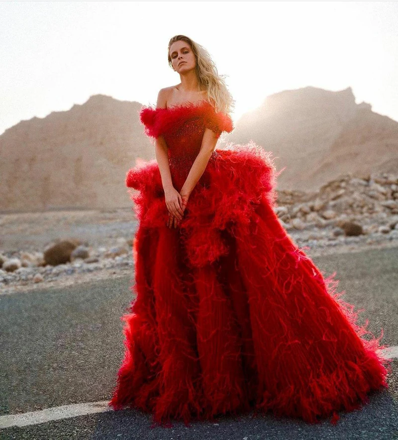 

2022 New Luxurious Red Feather Evening Gowns Off Shoulder Crystal Prom Gowns Plus Size Beaded Dubai Elegant Robe De Soiree