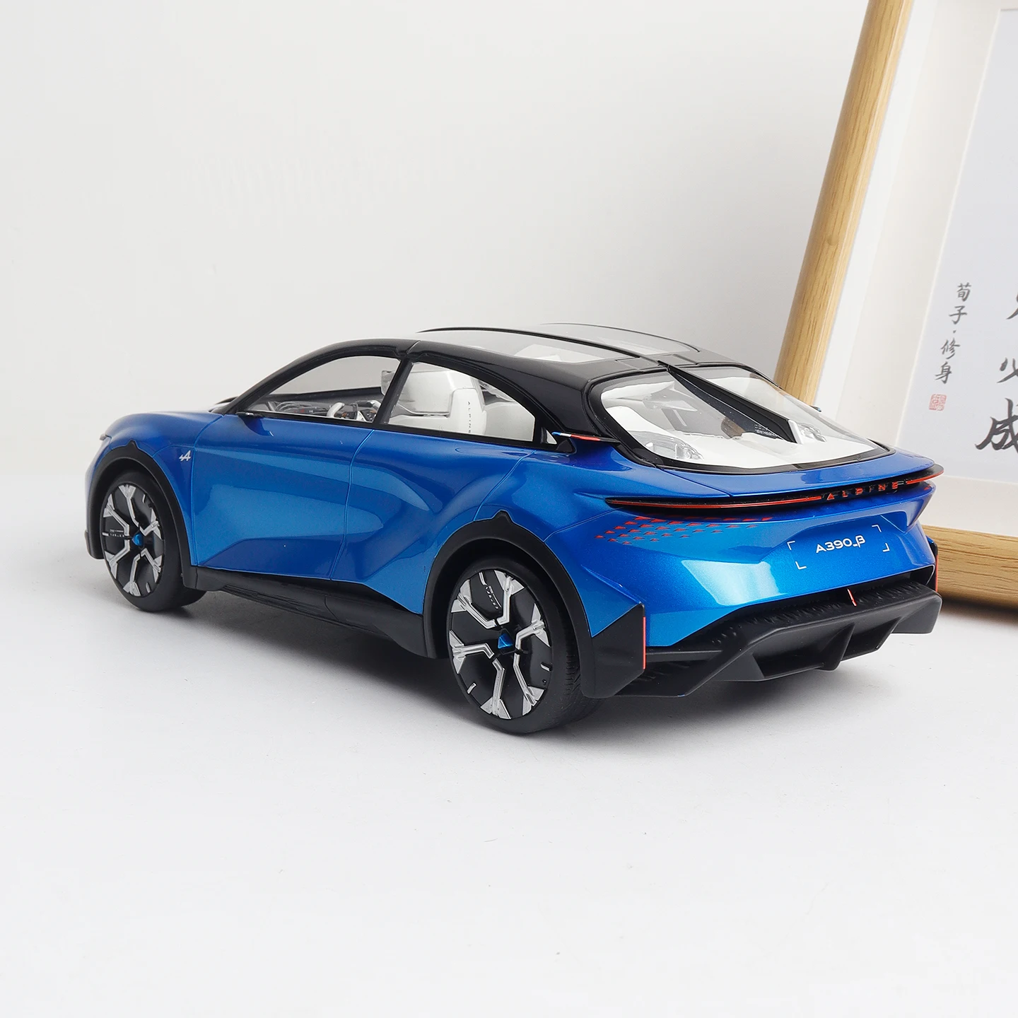 Модели автомобилей Otto Mobile 1:18 Alpine A390 Β, цвет «Синий глянец», 2024, коллекционные миниатюрные машинки из смолы, лимитированная серия, игрушка для демонстрации (art.: 3920dbec2cf84) - 3920dbec2cf84