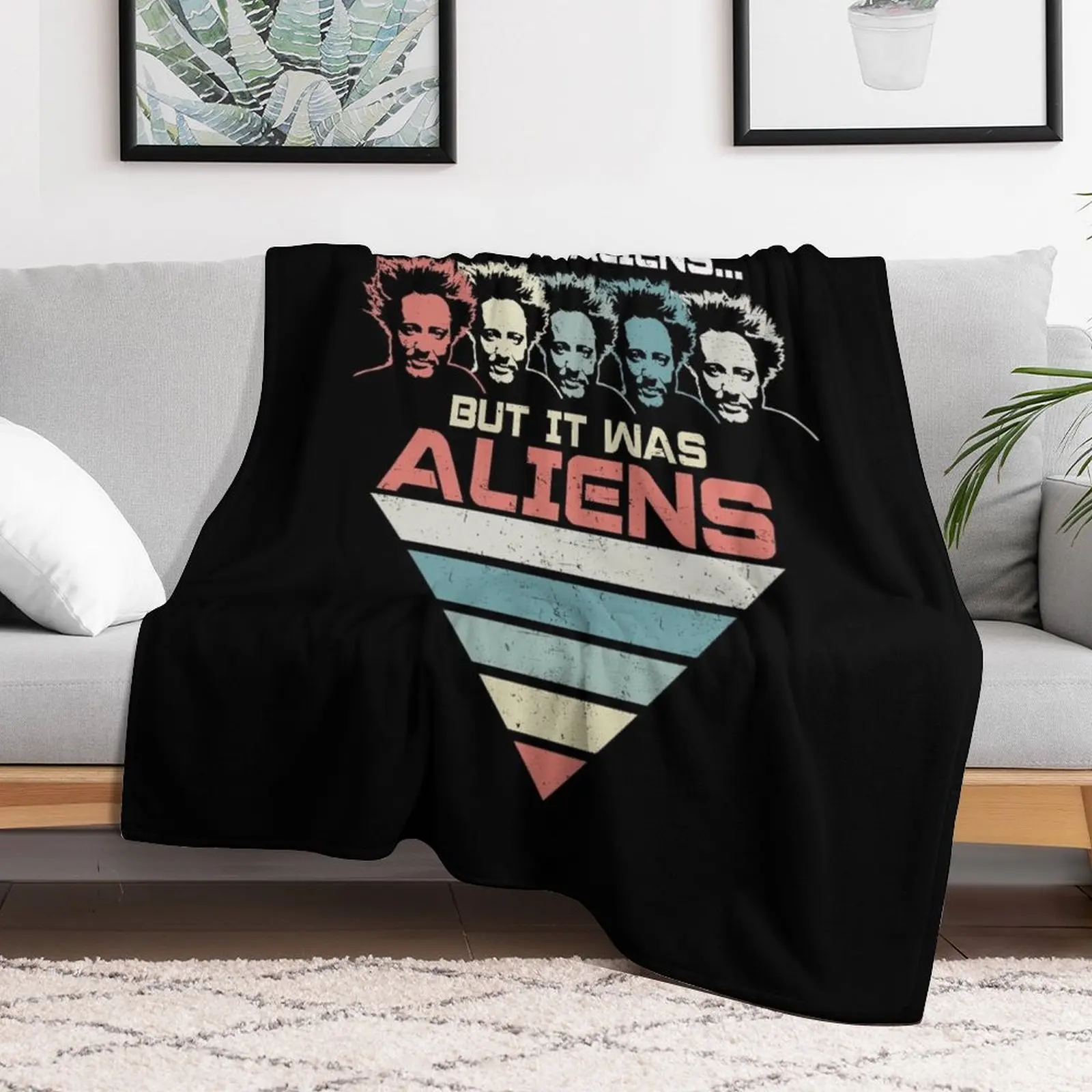 Фото Плед «But It Was Aliens» от Джорджио Цоукалоса, уютное теплое одеяло с изображением древних инопланетян для декора спальни №2