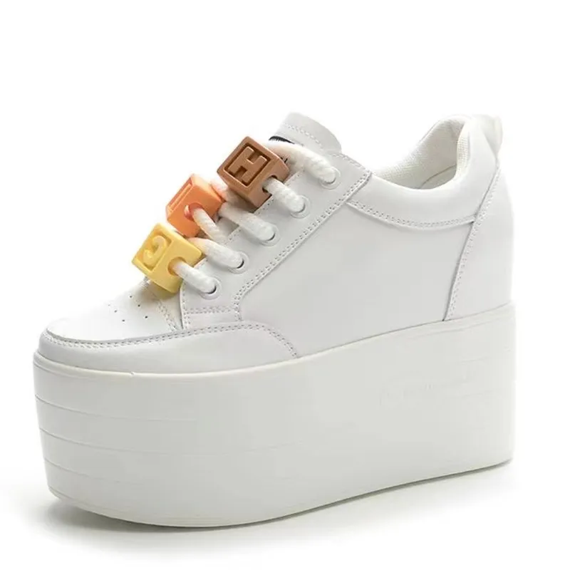 

Кроссовки из натуральной кожи на танкетке 12 см, дышащие ажурные туфли на платформе, с вулканизированной подошвой, весенняя обувь