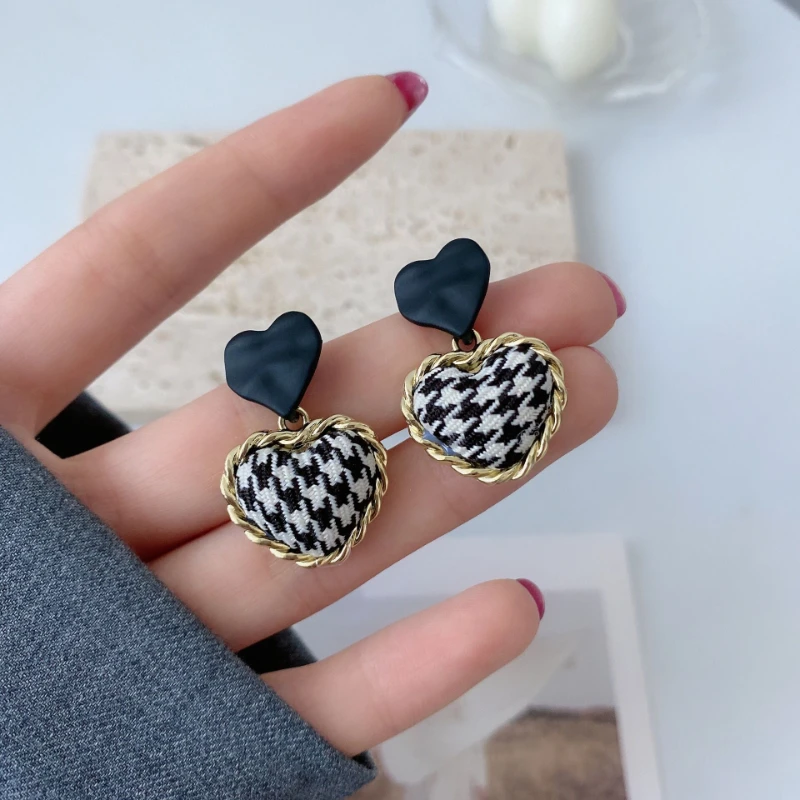 

Love Heart Dangle Earrings for Women 2022 New Trendy Houndstooth Temperament Retro Cloth Autumn Jewelry Designer Autumn Jewelry
