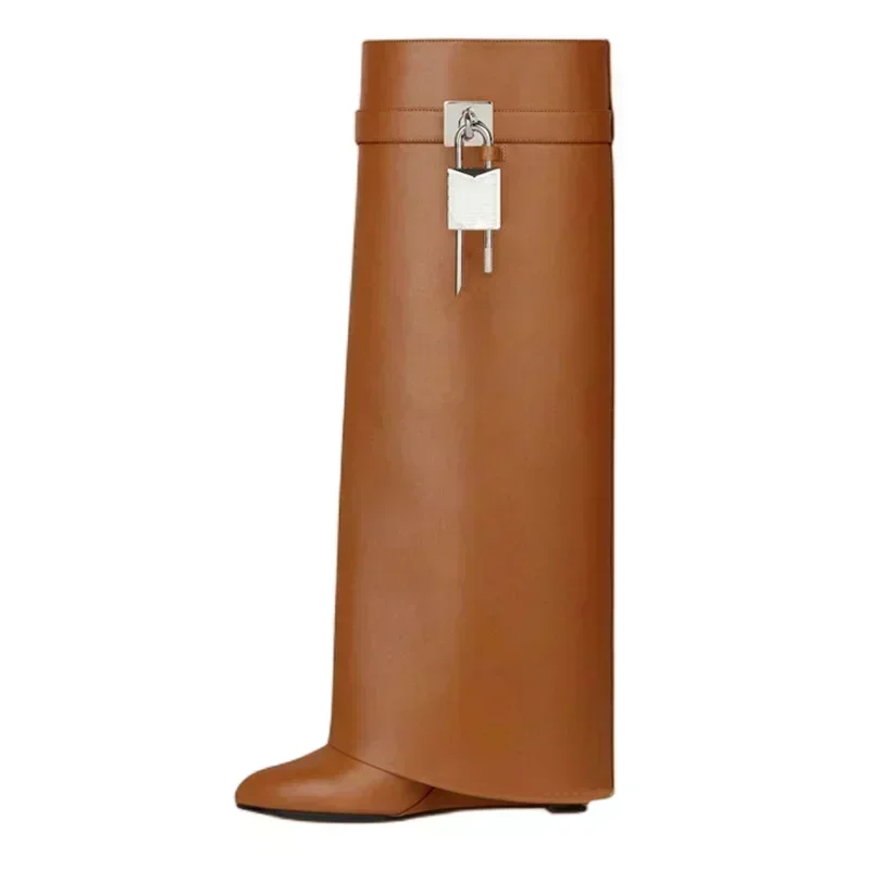 Женские зимние сапоги до колена на толстой подошве и высоком каблуке средней