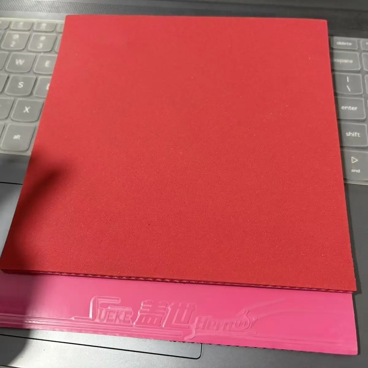 Фото Накладка для настольного тенниса Suke Clearance Blemish Gaishi Pink/Phantom Black: высококачественная, для тренировок и матчей, не влияет на результат. №2