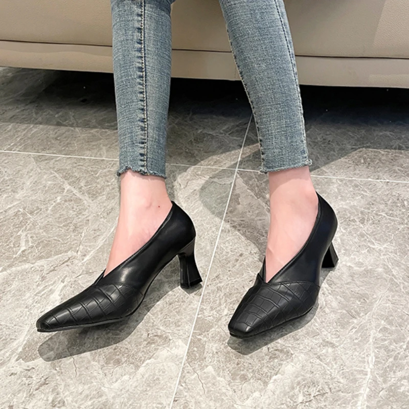 Женские туфли-лодочки на каблуке с острым носком лаконичные туфли-перчатки