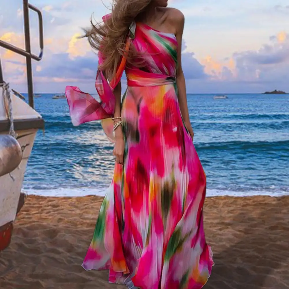 

Женское плиссированное платье-макси с открытыми плечами и бантом