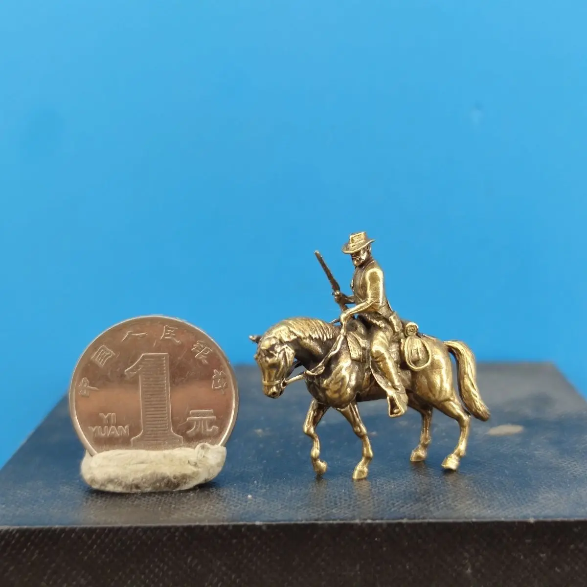 

Миниатюрные латунные фигурки ковбоев 1/64