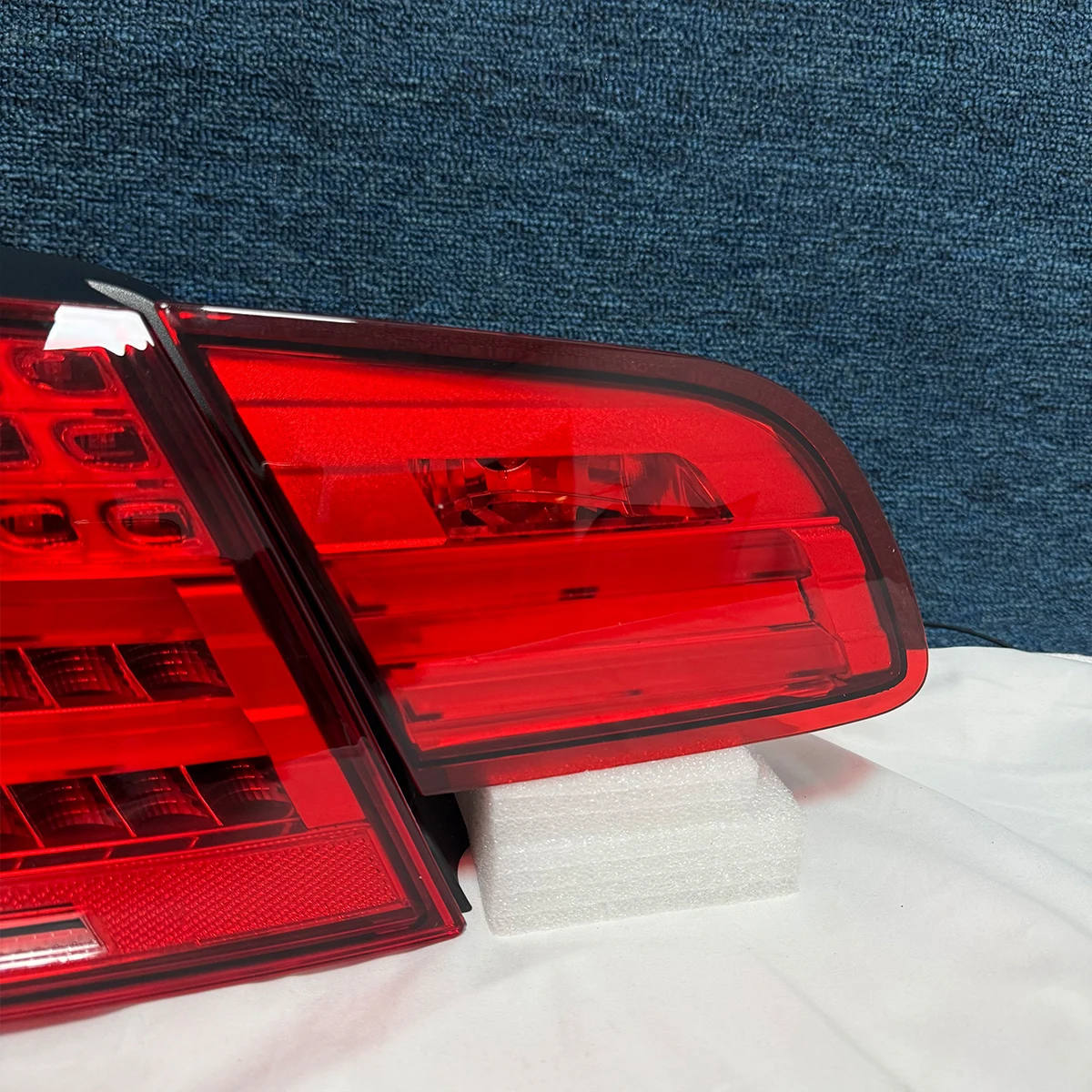 Фото Светодиодные задние фонари LED LCI для BMW 3 серии M3 E93 2006-2013, установка Plug and Play, Canbus, тонированные линзы, последовательные указатели поворота, замена штатных фонарей №5