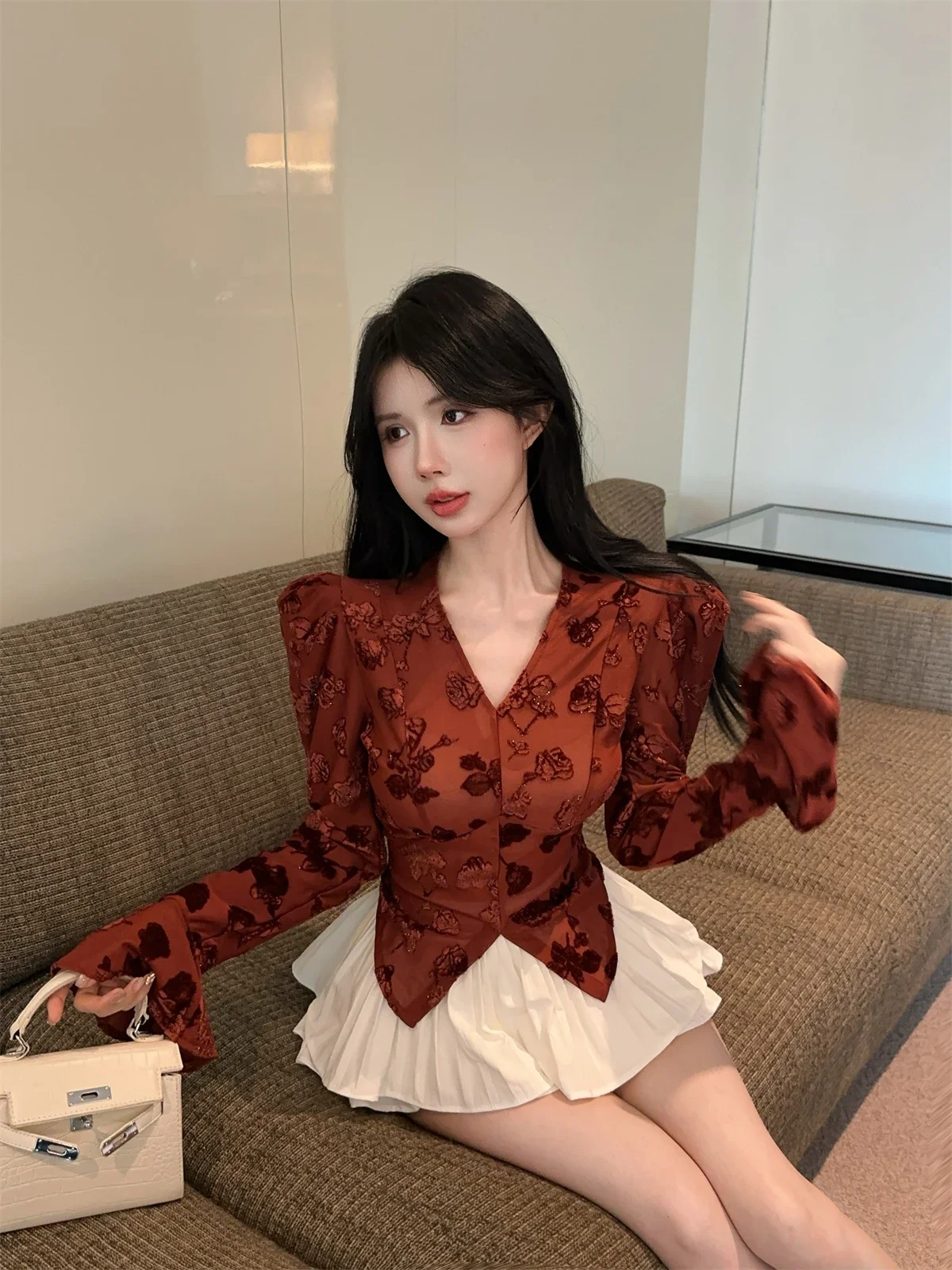 Женская жаккардовая блузка с V-образным вырезом и расклешенными рукавами