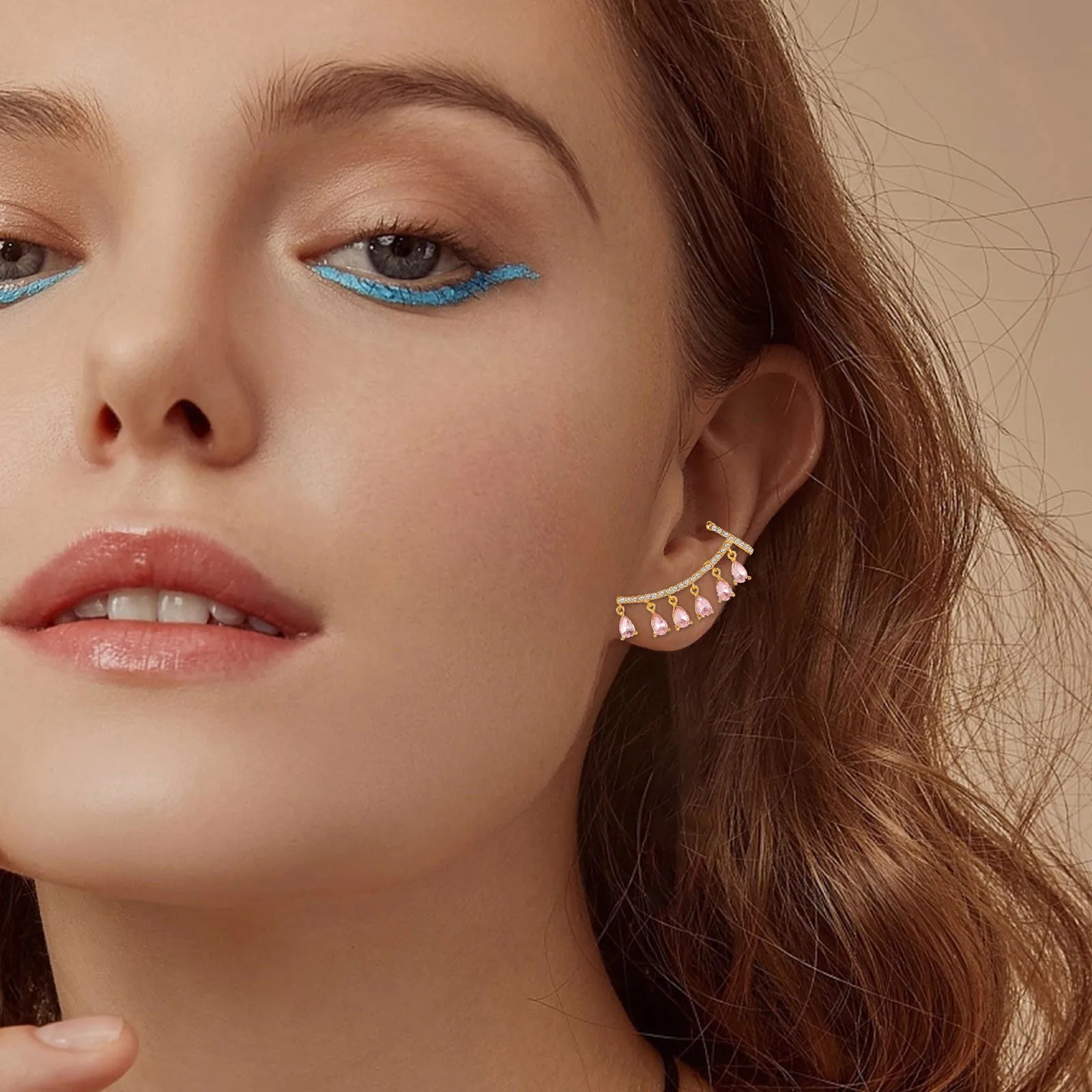 Уникальные серьги стильные с бриллиантами подходящие ко всему ювелирные изделия