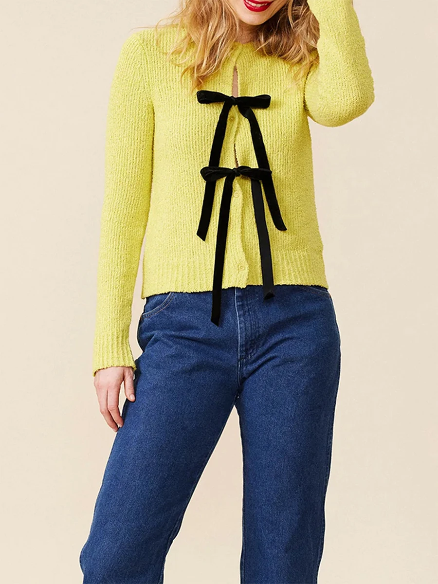 Женский вязаный кардиган контрастного цвета с бантом и шнуровкой на пуговицах