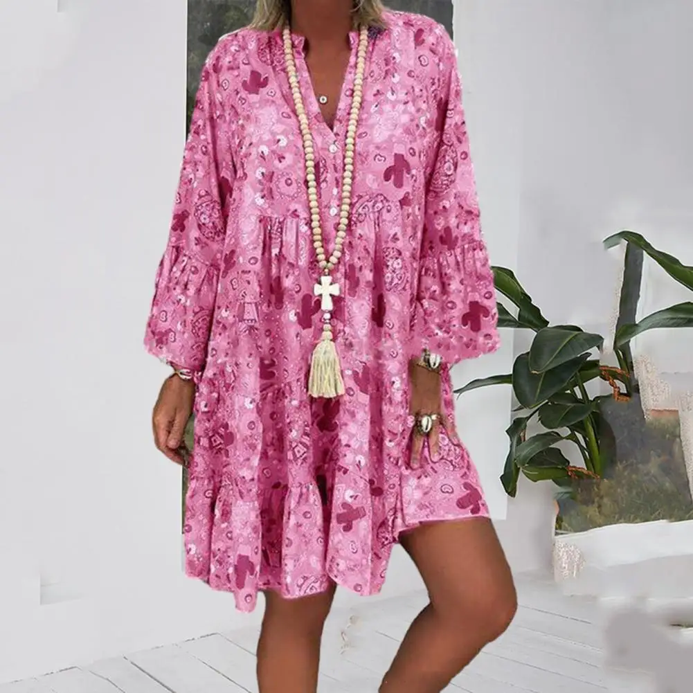 

Женское длинное платье с V-образным вырезом и широким подолом