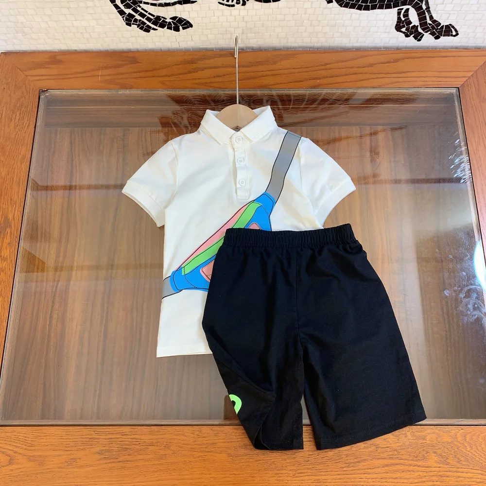 

Роскошная дизайнерская детская одежда 2022, костюм для мальчиков, футболка с коротким рукавом и принтом через плечо + шорты в Западном европей...