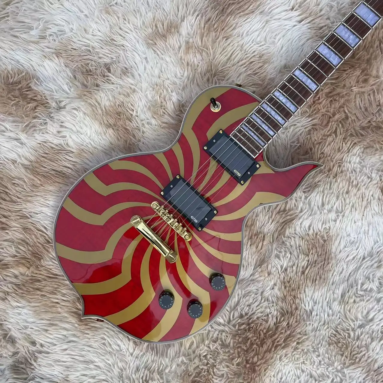 

Шестиструнная электрическая гитара, с высоким блеском, корпус с узорами, золотые аксессуары, реальные фотографии доставки, можно модифицир...