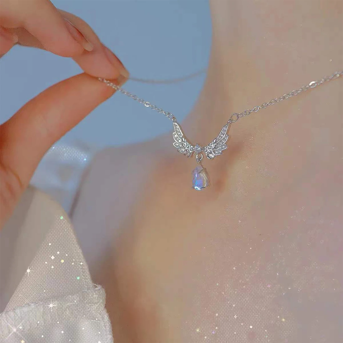 

2023 Fashion Design Zircon Angel Wings Pendant Necklace for Women Vintage Simple Silver Color Moonstone Necklace