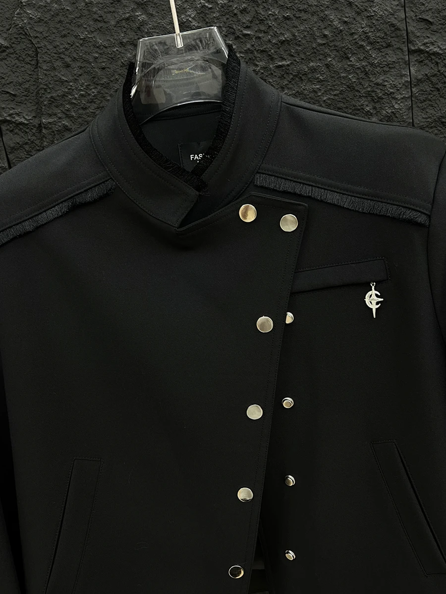 Осенняя куртка с косой грудью и коротким воротником-стойкой заклепками мужская