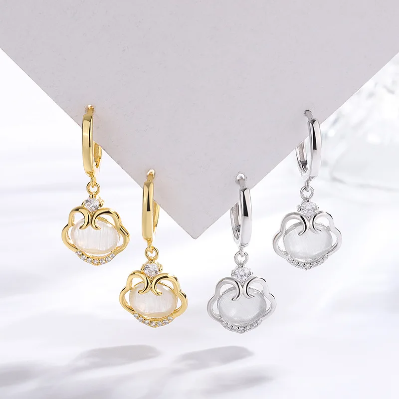 

Женская модель «кошачий глаз» в этническом стиле