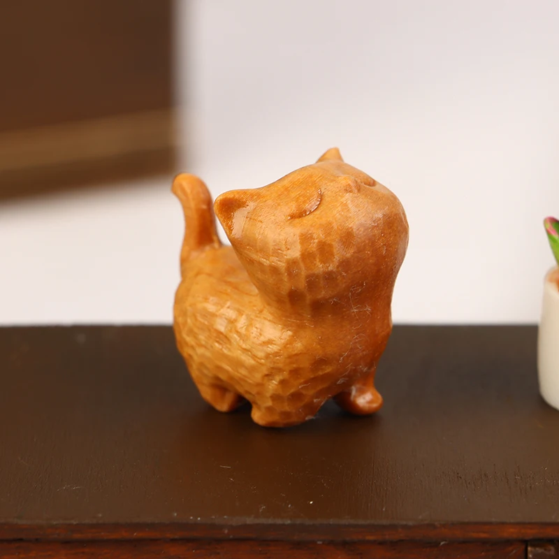 

Деревянная статуэтка котенка