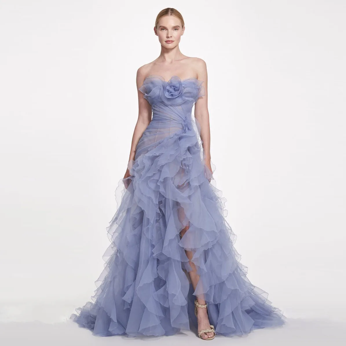 

Blue Ruffled Organza Party Dresses Long Strapless Prom Gowns 2023 Newest High Slit Tulle Women Formal Dress فساتين مناسبة رسمية