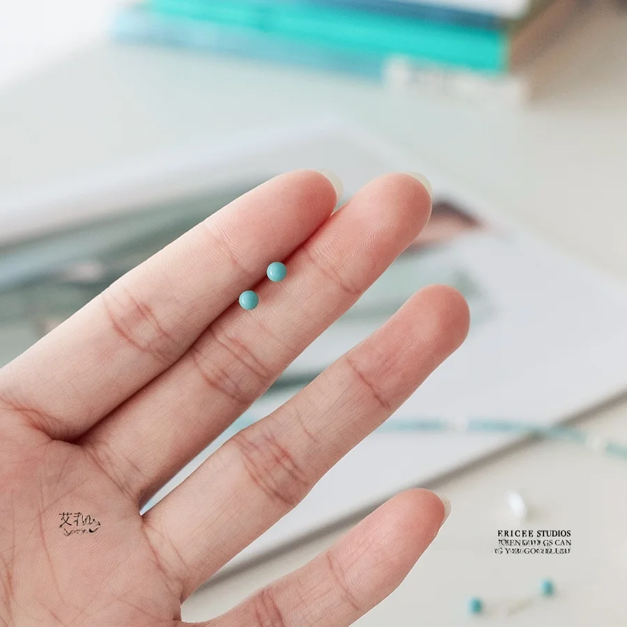 Крошечные мятно-зеленые серебряные серьги-гвоздики S925 с маленькой фасолью.