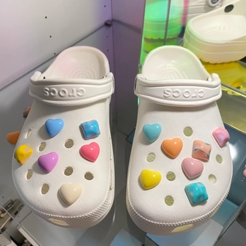

Готовый продукт Сделай Сам Симпатичные Кроксы шармы дизайнер макароны цветные сердца шармы для крокса прекрасное качество садовая обувь П...