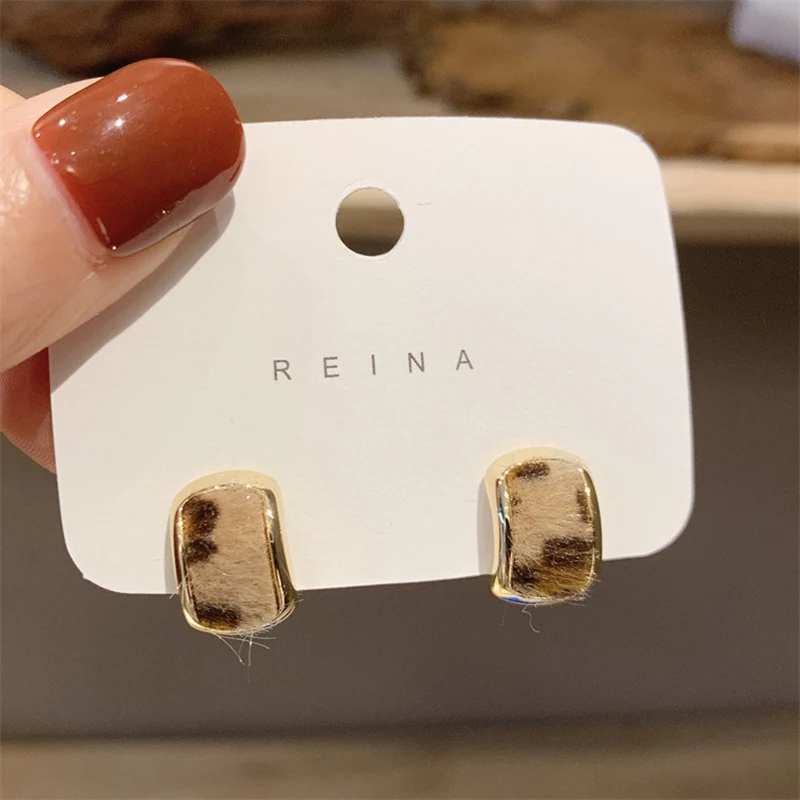 

Leopard Dot Arc Earrings for Women Exquisite Brown C-shaped Stud Earrings Girls Punk Metal Style Niche Design Earrings Jewelry