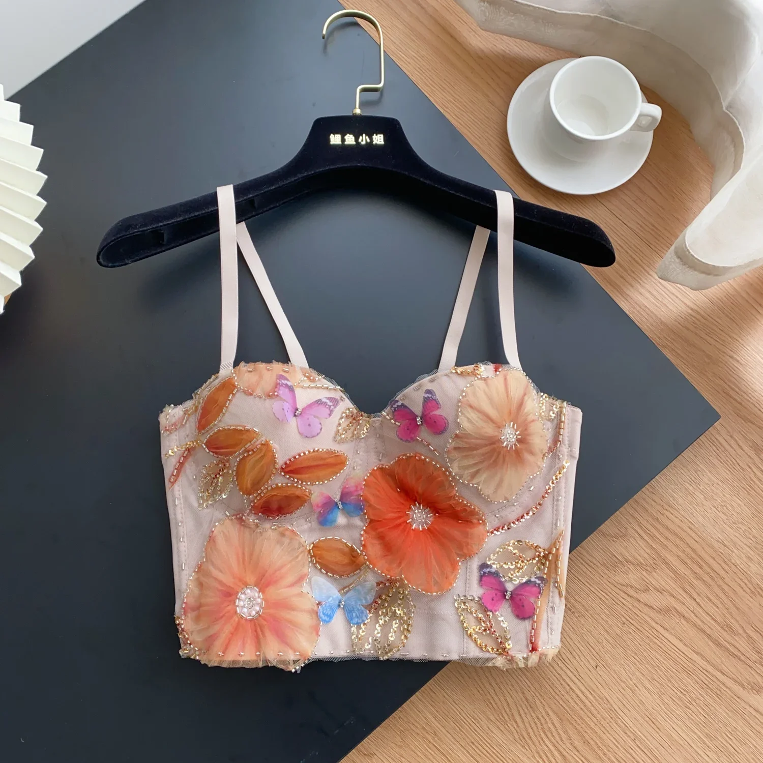 Женский топ без рукавов с открытой спиной и блестками