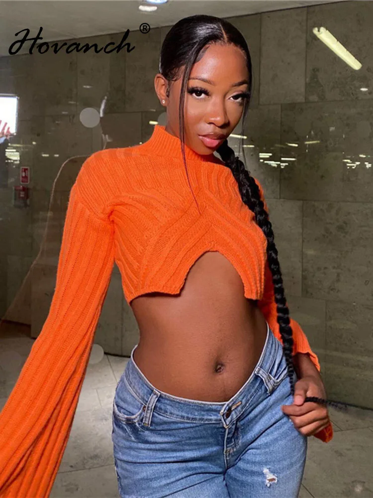 

Женский короткий свитер с круглым вырезом и расклешенными рукавами