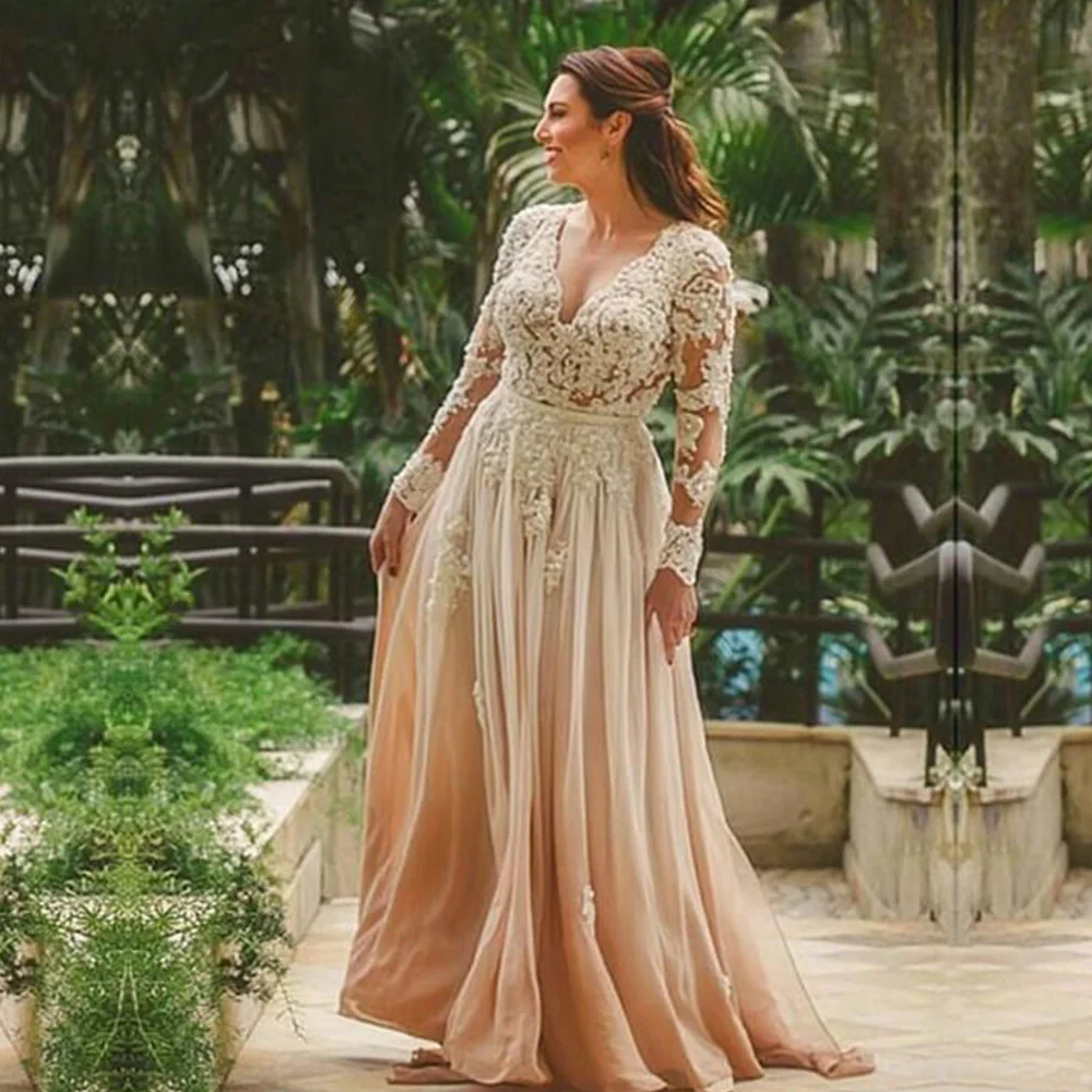 

2022 Latest Champagne Lace Mother of the Bride Dresses V Neck With Long Sleeves Backless Wedding Party Gowns Appliques A-Line