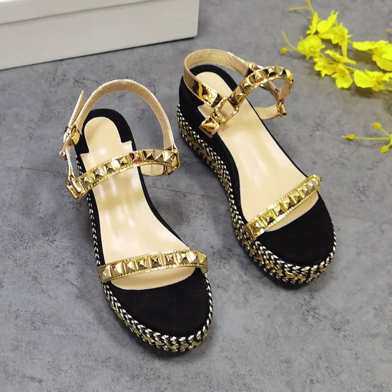 Недорогие женские туфли на танкетке с золотыми шипами высокой платформой