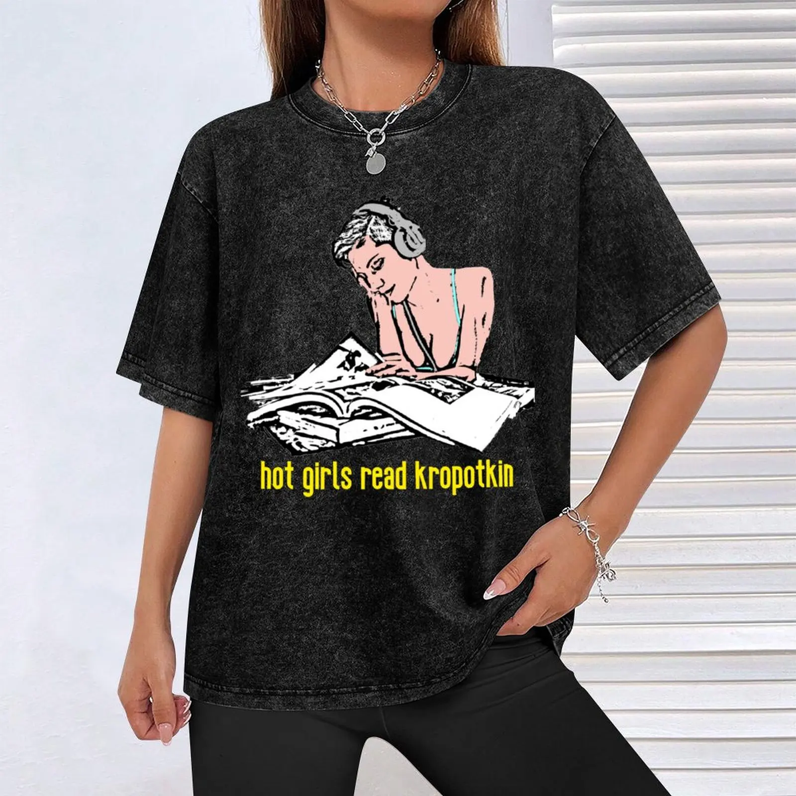 Фото Футболка Hot Girls Read Kropotkin с круглым вырезом для высоких и полных девушек №4