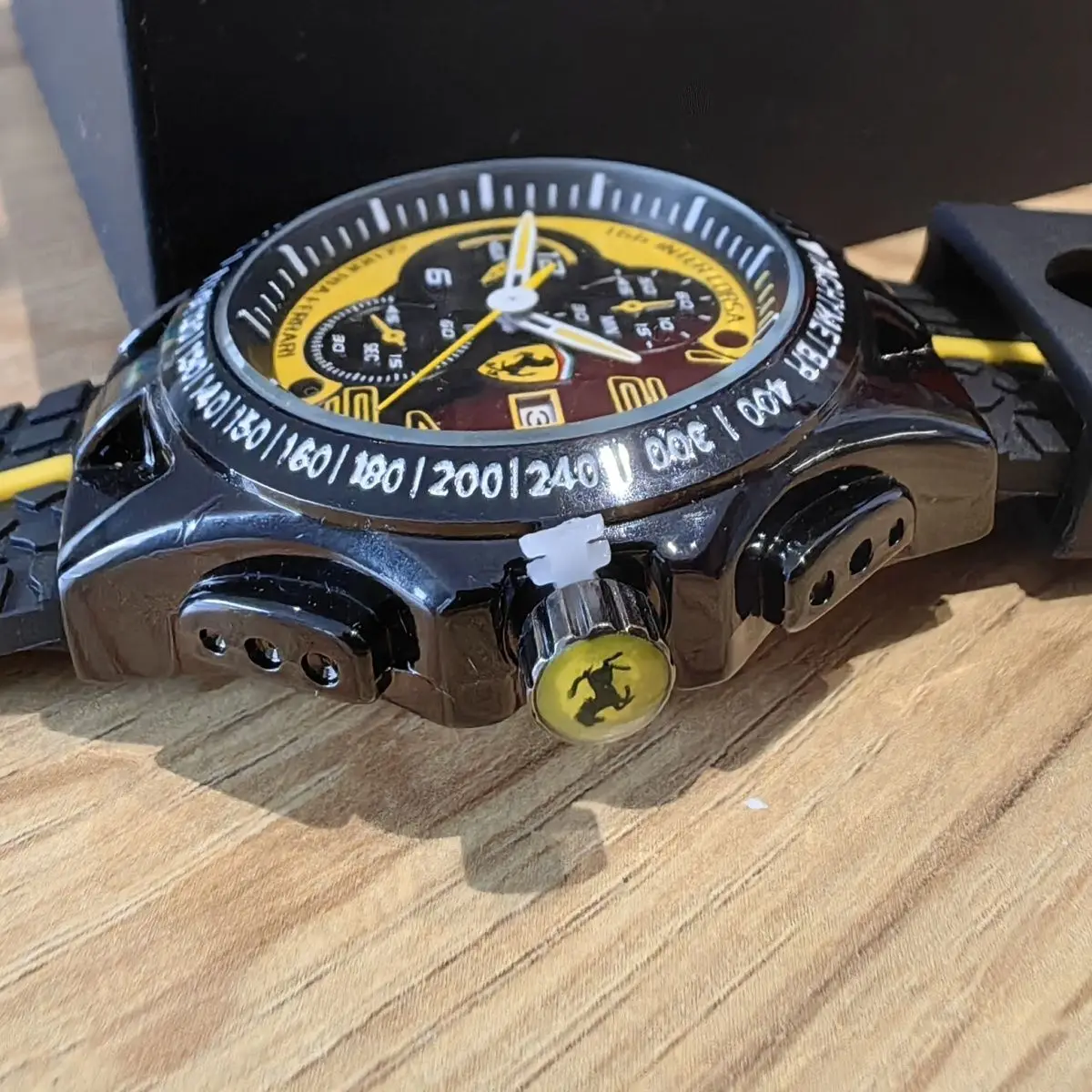 Рисунок 3 - Роскошные часы Ferrari