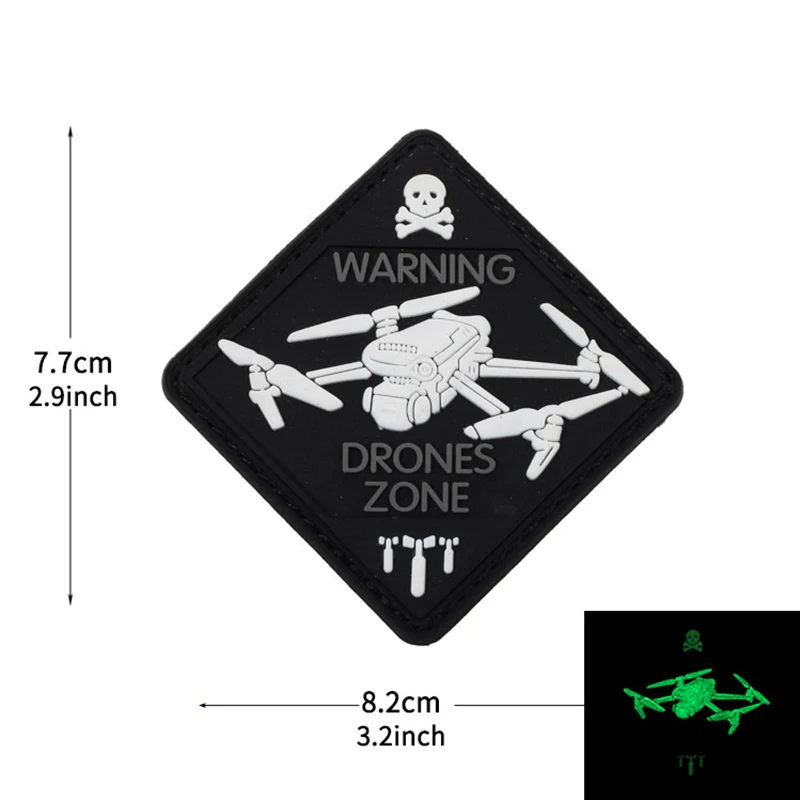Пластиковый значок с логотипом черепа