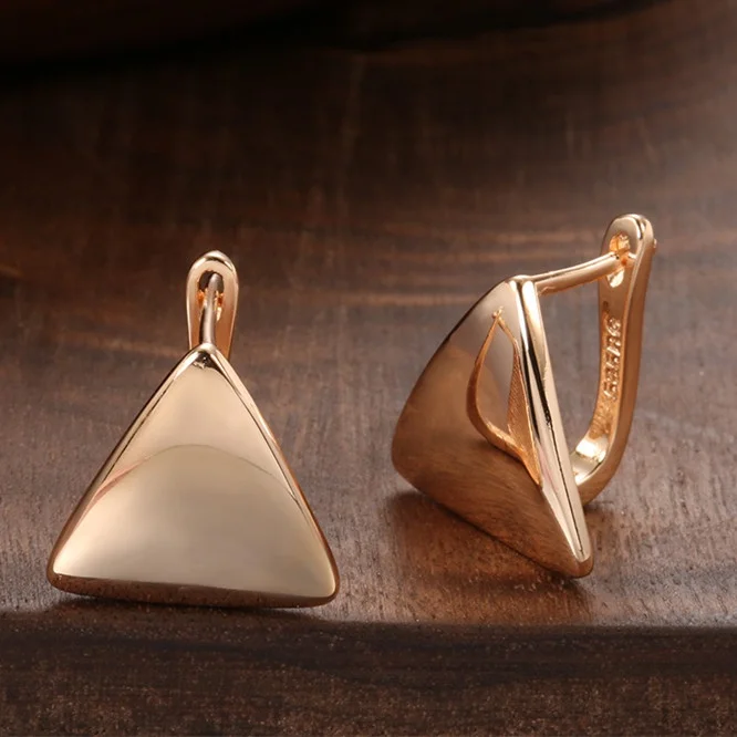 

Fashion Triangle Glossy Stud Earrings for Women Personalized Bright Face Earrings Daily Wear Wedding Anniversary Gift Pendientes