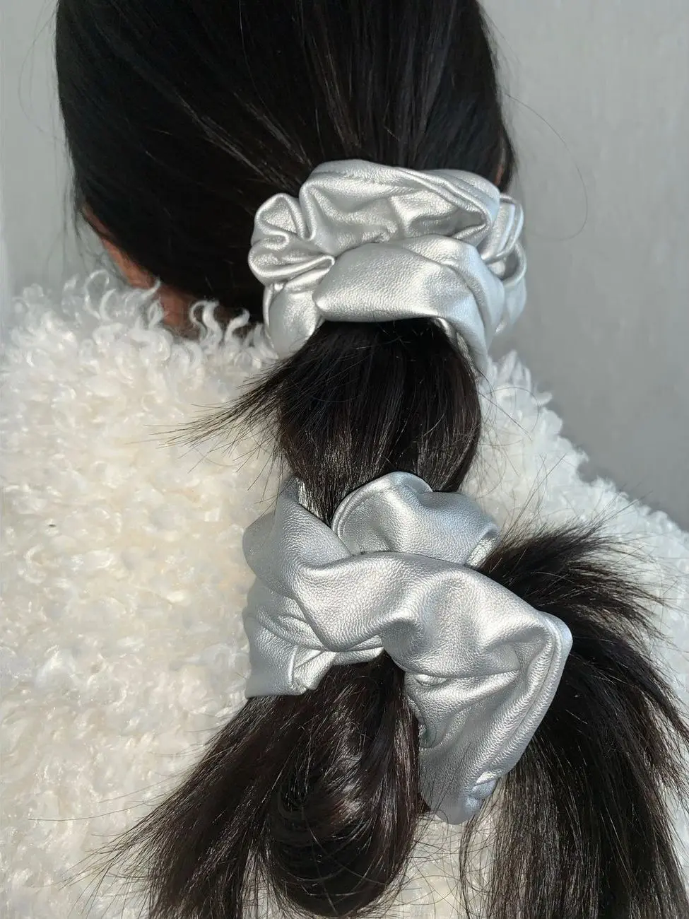 

Fashion Silver Pu Faux Large Scrunchies Rubber Bands Hair Ties Gum Elastics Ponytail Holders for Women Girls 15 Momme 3.5CM
